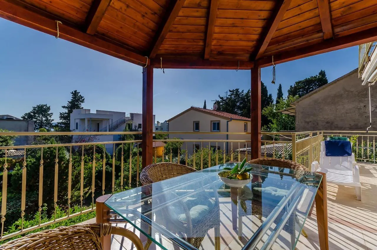 Apartment Benzon Kastela 0*,