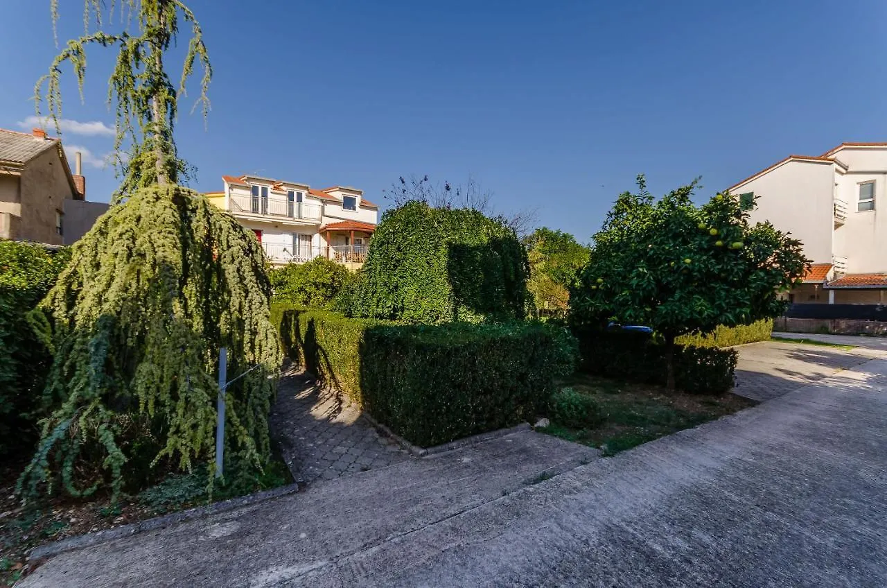 Apartment Benzon Kastela 0*,  Croatia