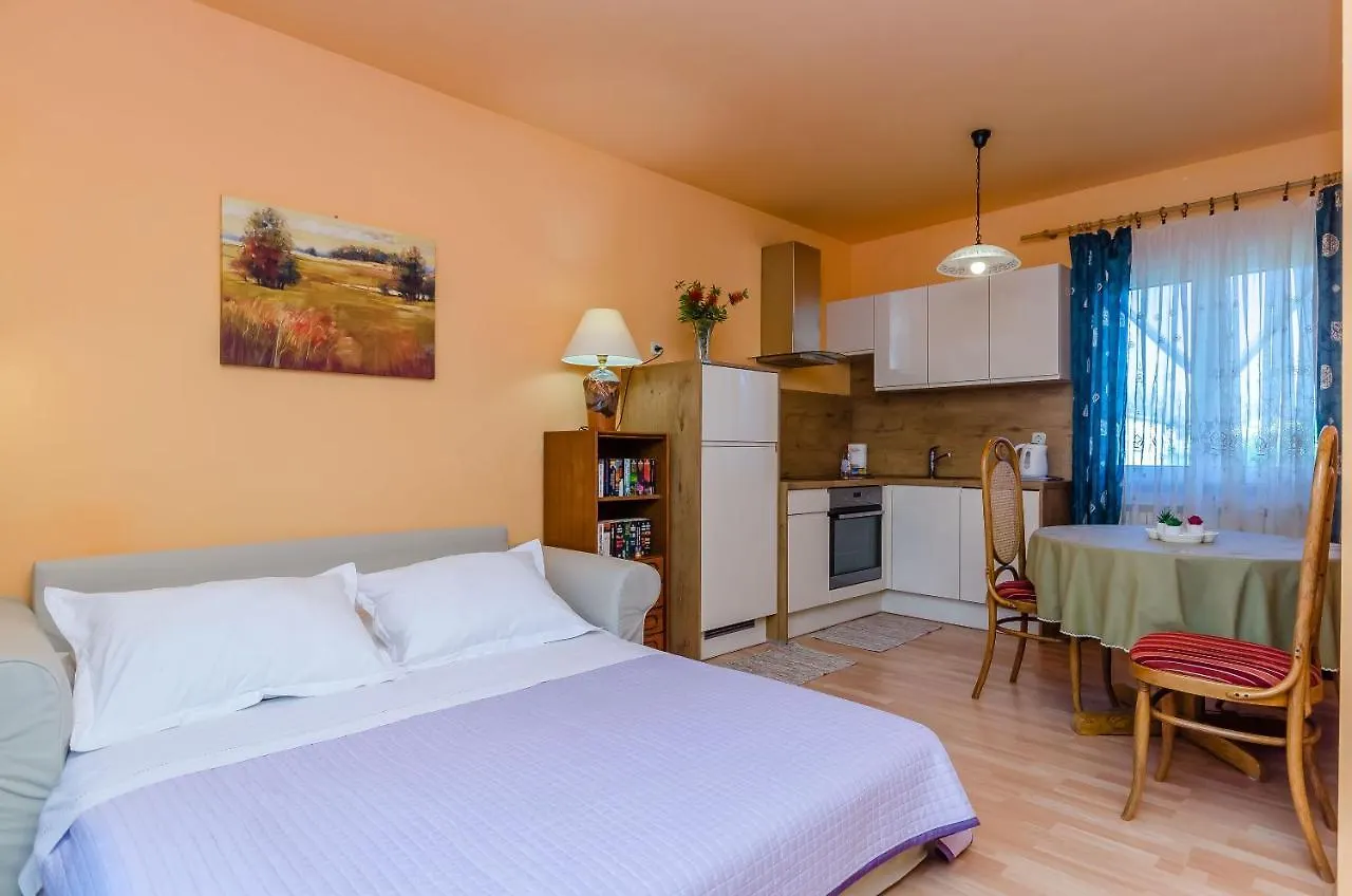 Apartment Benzon Kastela 0*,