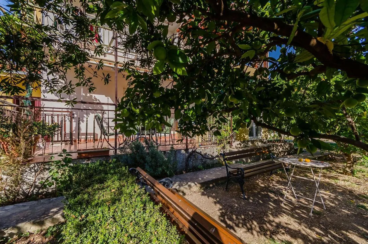 Apartment Benzon Kastela 0*,